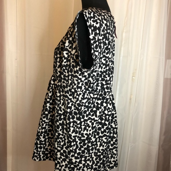 🌺🌺Host Pick🌺🌺 Motherhood Maternity Black and White Sleeveless Floral Top - Picture 4 of 7